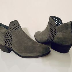 Vince Camuto Almond Toe Short Boots Size 8.5 Gray Suede (Leather). Condition is "Pre-owned". In excellent condition . Look new.