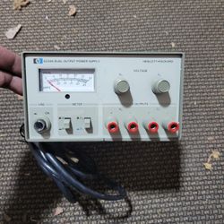 Dual I output power supply