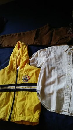 Camisa size 4 cap y pantalon size 5 la chamarra es size 24 meses