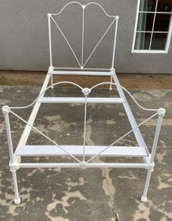VINTAGE CAST IRON TWIN BED FRAME