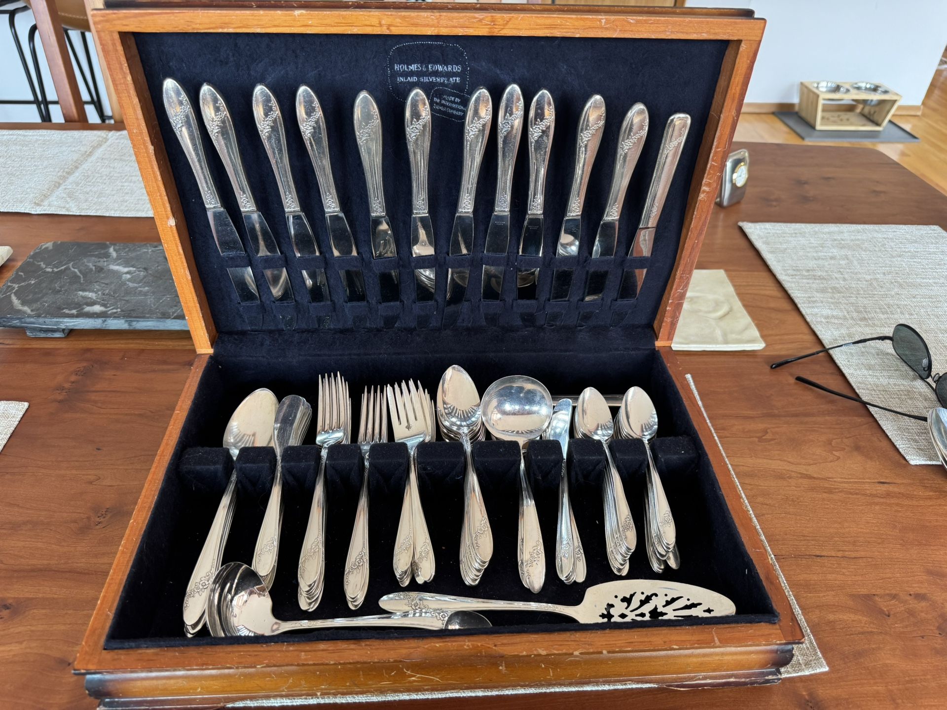 Vintage Queen Bess II Oneida Community Tudor Plate Silverplate Flatware Set