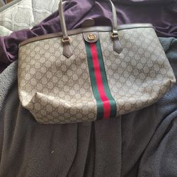 like  new Gucci supreme bag gg made in  italy hears the serial (contact info removed)46