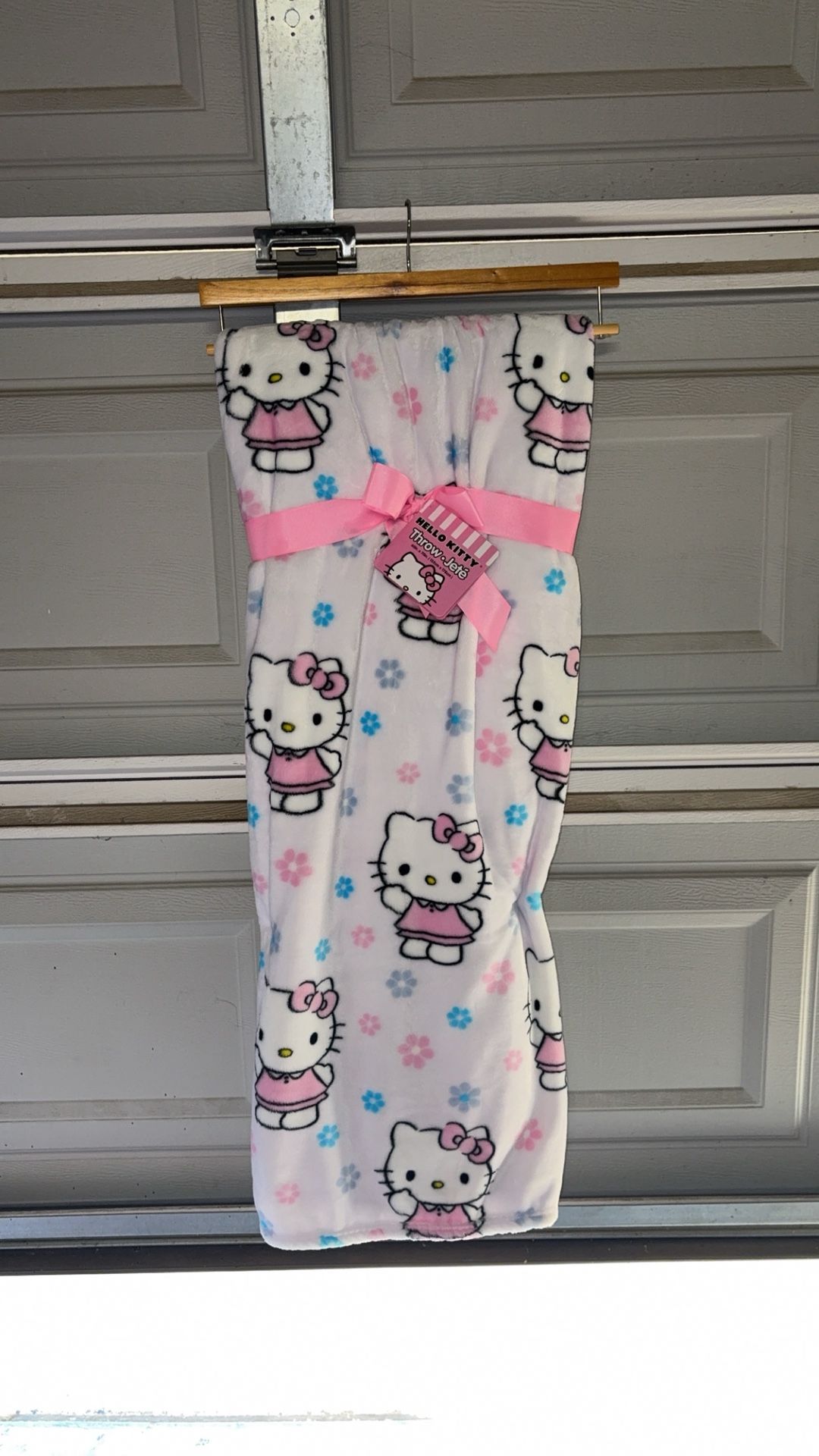 Hello Kitty Throw Blanket ( Read Description)