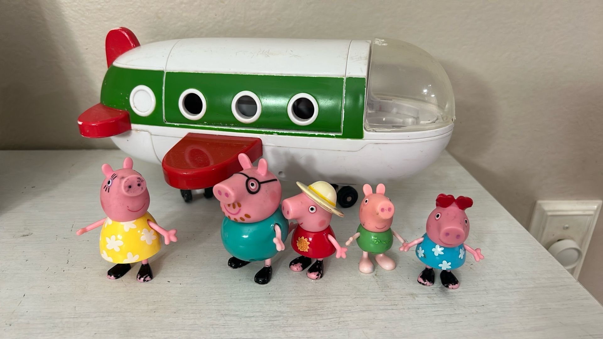 Retired Peppa Pig Airplane + 5 Figures George, Daddy & Mommy pig