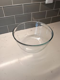 Clear glass mixing bowl with a rounded, smooth rim
