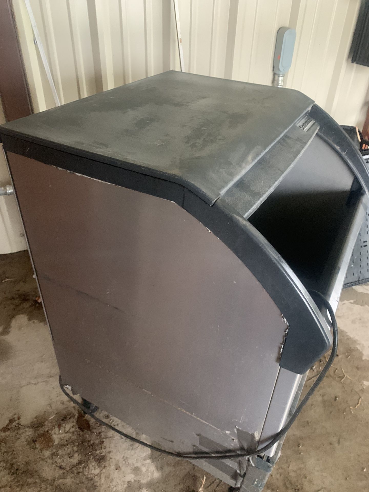 Scotsman Commercial ice Machine (150 ) NEEDS WORK for Sale in Kaufman