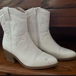 Women’s White Faux Leather Boots Size 8.5
