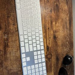 Apple wireless.l Magic Keyboard 2 fully tested excellent condition 
Full size with number pad