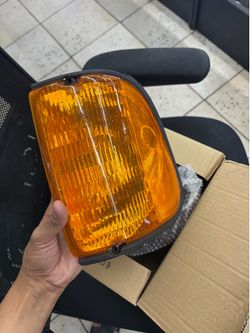 Amber Front Corner / Turn Signal Light Assembly – Replacement Auto Part