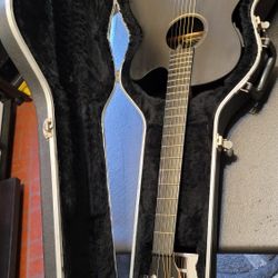 MARTIN 00CXAE IS A THIN-BODY ALL-BLACK, ACOUSTIC-ELECTRIC GUITAR WITH A CUTAWAY MADE IN USA.