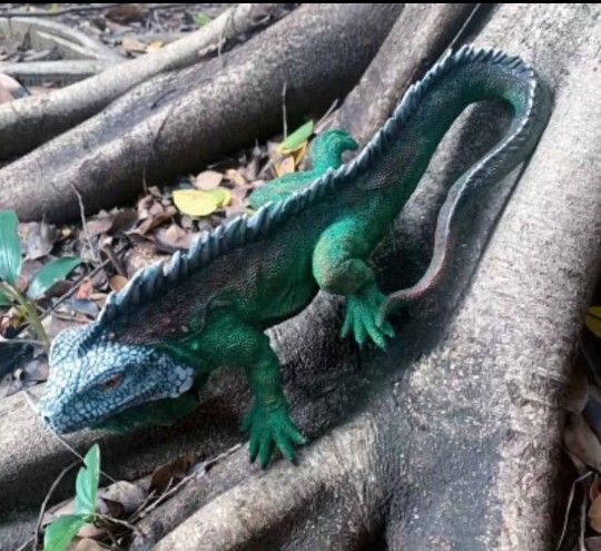 Life-size Resin Iguana Figurine