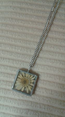 Daisy pendant & chain