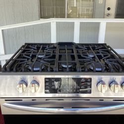 For Sale Frigidaire-Gallery Stove. Bought From Lowe’s In 2023. Excellent Condition cooktop And Oven. Air fry not Used