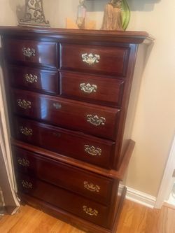 Traditional Solid Wood Cherry Dresser – 9 Drawers – Like New