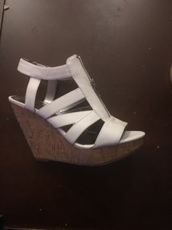 Size 7 1/2 they are new never worn