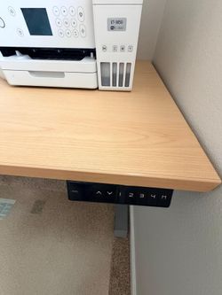 Height adjustable desk