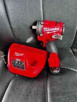 Milwaukee M12 FUEL 12V Lithium-Ion Brushless Cordless Stubby 1/2 in. Impact Wrench eith battery and charger
