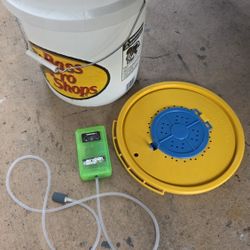 Live Bait Bucket/Rechargeable Pump