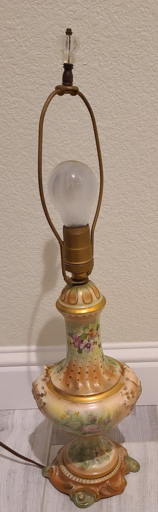 Vintage Neoclassical Urn Porcelain Lamp 
Victorain or Hollywood Regency Style Table Lamp.