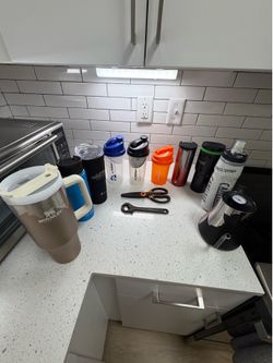 Water Bottles, Travel Mugs & Tumblers (10+ Pieces)