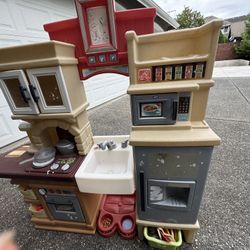 Step2 Heart of the Home Kitchen Set for Kids, Interactive Play with Lights and Sounds