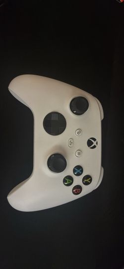 Xbox one series s controller. No stick drift. Batteries in it. Type c cord and additional purp caps