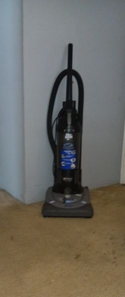 Bagless vacuum