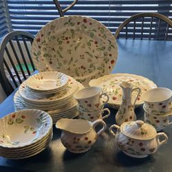 Old Foley Vintage James Kent - 31 pcs Strawberry & Butterflies Pattern