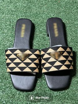 P R A D A luxury slidea