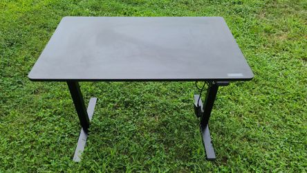Electric Adjustable/Standing Desk  40"L X 24"W X 29"-47"H 