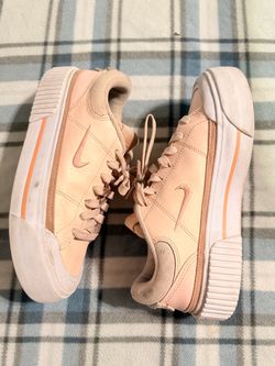 Women's pink NIKE tennis shoes, size 6, in good condition, just need a wash