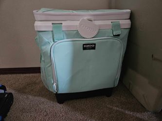Igloo 28ct Cooler On Wheels