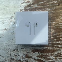 Apple AirPods (2nd Generation) with the Wireless Charging Case