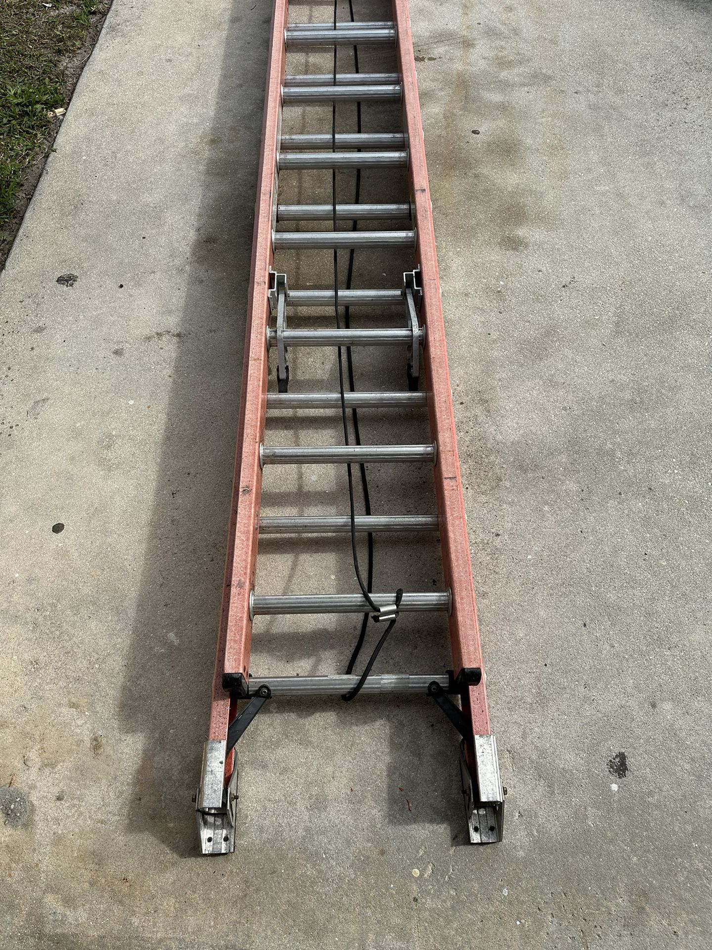 24 Feet Type 1 A  300 Pounds Ladder
