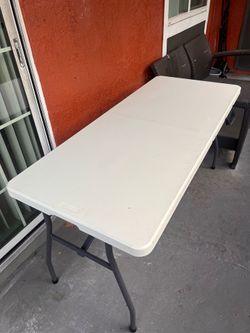 Folding table
