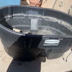 150 Gallon Rubber Maid Stock Tank 