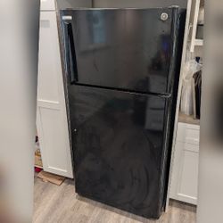 GE
21.9 cu. ft. Top Freezer Refrigerator