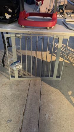 Child and pet safety gate