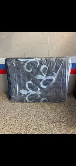 Stearn and Foster Queen size mattress - like new