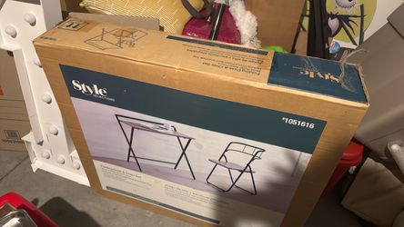Brand new Style Selections Folding Desk & Chair Set