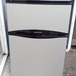 Frigidaire - 3.1 Cu. Ft. Compact Mini Fridge/Freezer