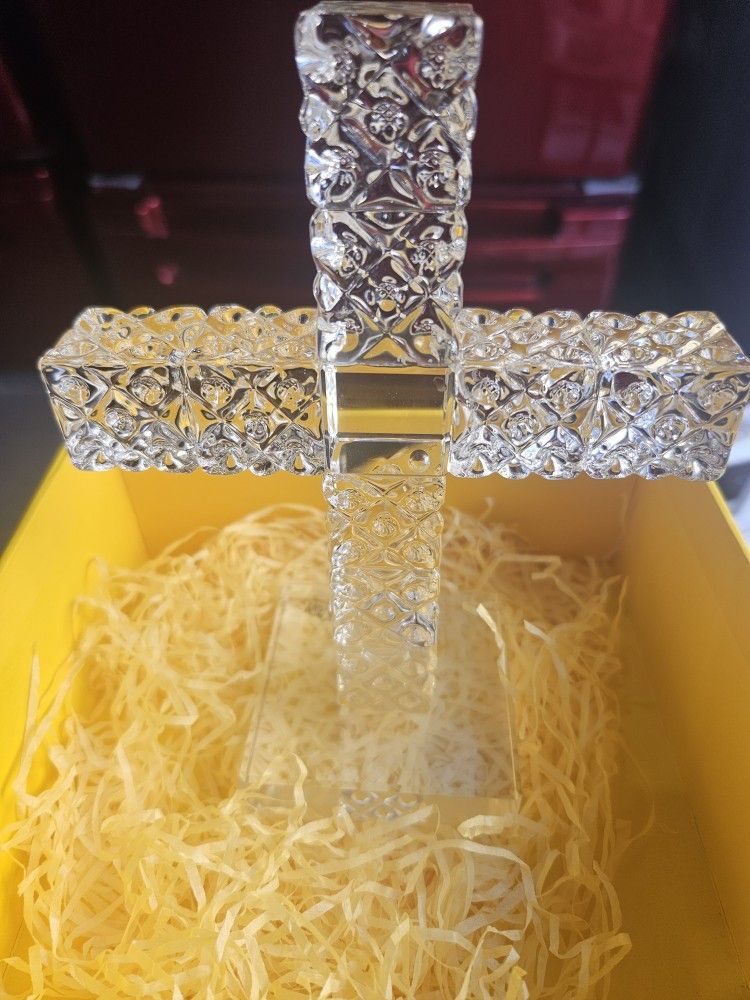 BEAUTIFUL.  CRYSTAL   CROSS 
