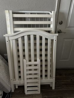 Crib/Toddler Bed White (converts)