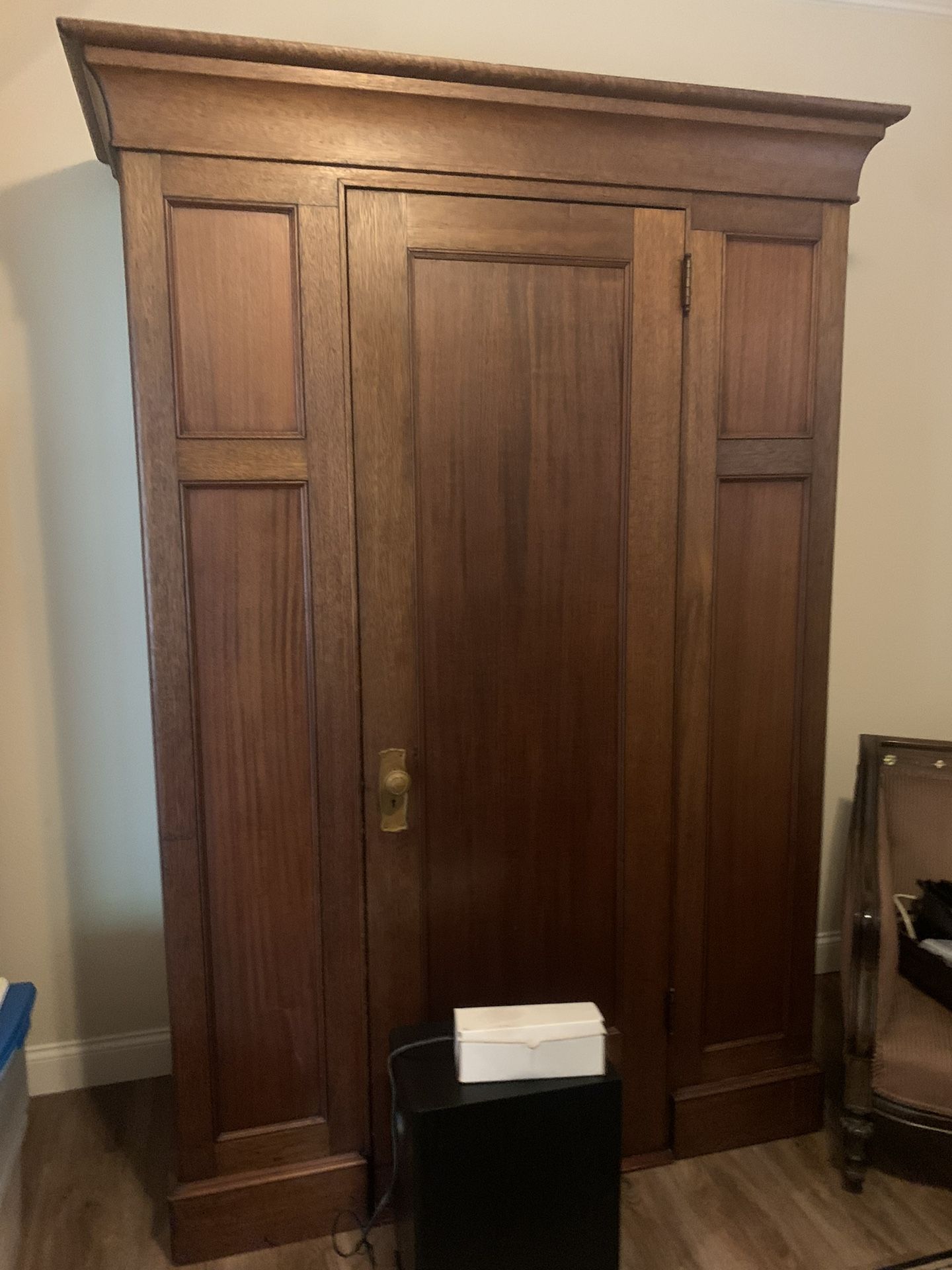 Walk In Armoire 