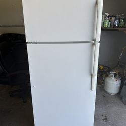 Ge top and bottom apartment refrigerator 