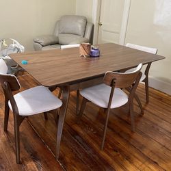 Dining/kitchen Table 
