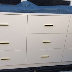 CÓMODA BLANCA CON AGARRADERA COLOR DORADO  9 DRAWER DRESSER 
