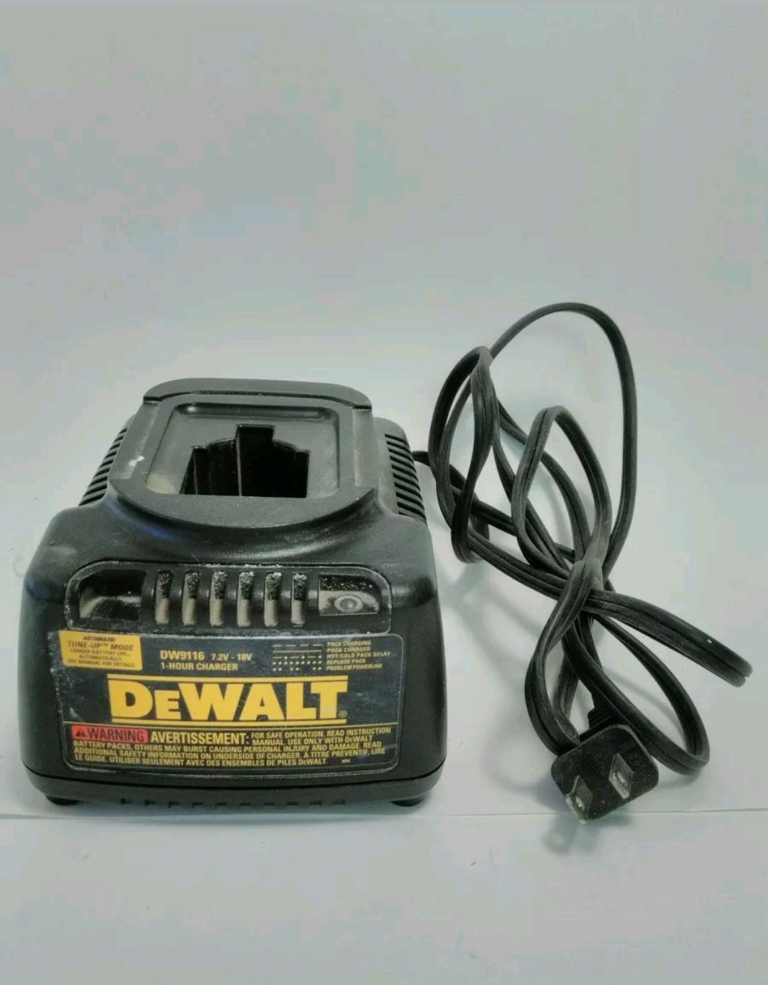 DEWALT DW9116 7.2Volt to 18Volt Pod Style 1 Hour Battery Charger for