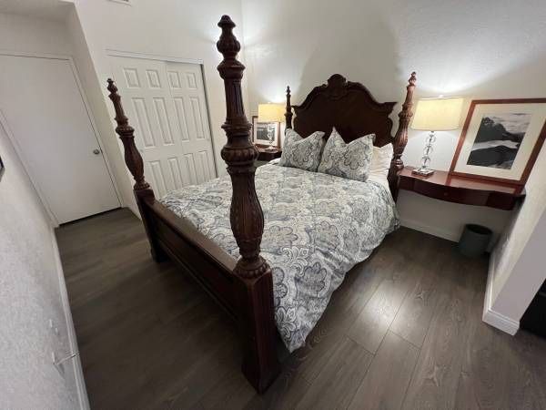 Bernhardt Queen Bedroom Set (frame, 2 nightstands, dresser, and desk