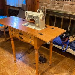 Singer Sewing Machine / Sewing Table 